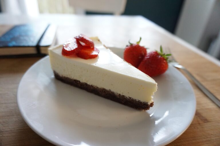 Dijabetički Cheesecake s Bademovom Podlogom i Svježom Kremom